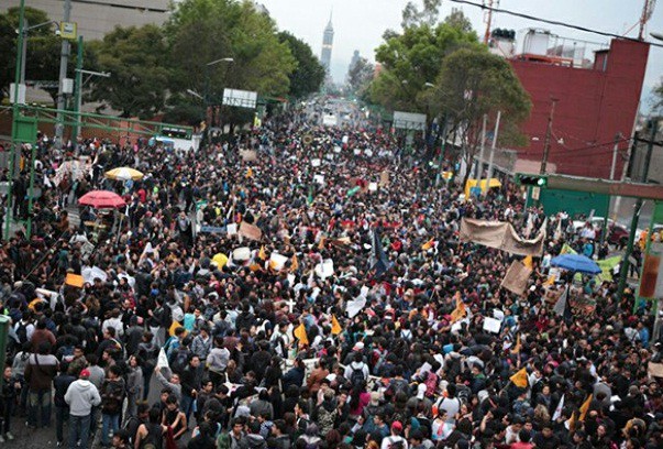 La marcha de Tlatelolco se prepara para salir sobre Eje Central. Foto Pablo Ramos