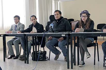 Integrantes del Comité de la Asamblea Estudiantil de la UAZ ofrecieron una conferencia de prensa ■ FOTO: ERNESTO MORENO