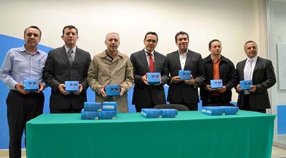 Representantes de la empresa Intel y de las universidades en la entrega de los equipos ■ FOTO: LA JORNADA ZACATECAS