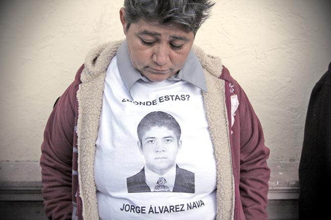 Estudiantes y papás de los jóvenes desaparecidos arribaron a Plaza de Armas ■ fotos: ernesto moreno