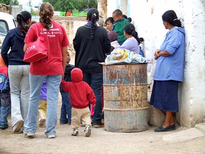 Muchas de las poblaciones de El Mineral carecen de drenaje sanitario, lo que contribuye a que proliferen enfermedades de diversos tipos, según el coordinador del Departamento de Sanidad municipal. Imágenes de las comunidades afectadas ■ FOTO: La Jornada Zacatecas