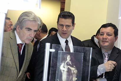 Rafael Tovar y de Teresa, director de Conaculta (a la izquierda), acompañó al gobernador en el evento ■ foto: ernesto moreno