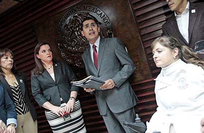 El presidente municipal de Zacatecas entregó en el Congreso su propuesta de Ley de Ingresos para 2015, este viernes ■ FOTO: ERNESTO MORENO