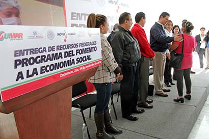 En uso de la voz, Miguel Alonso, al otorgar apoyos federales para el impulso de microempresas, como granjas porcinas, ovinas, tiendas de ropa, entre otras ■ foto: andrés sánchez