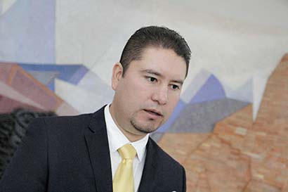 Iván de Santiago Beltrán, coordinador de la fracción perredista en la 61 Legislatura ■ FOTO: ERNESTO MORENO