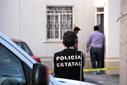Imagen de archivo sobre la investigación de un homicidio por parte de peritos de la PGJE ■ FOTO: LA JORNADA ZACATECAS