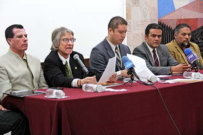 En el uso de la voz el académico Rodolfo García Zamora, durante la celebración del Foro de Análisis por un Presupuesto con Rostro Social ■ FOTO: ANDRÉS SÁNCHEZ