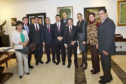 El mandatario estatal (al centro) en compañía de Manlio Fabio Beltrones (a la izquierda) y legisladores federales ■ FOTO: LA JORNADA ZACATECAS