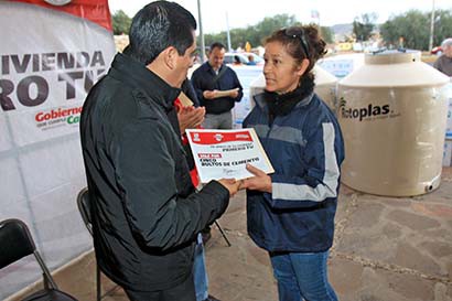 El edil capitalino encabezó la entrega de apoyos ■ foto: La Jornada Zacatecas