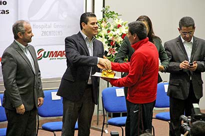 El Ejecutivo del estado acudió a la ceremonia realizada con motivo del cuarto aniversario del Hospital General ■ FOTO: ANDRÉS SÁNCHEZ