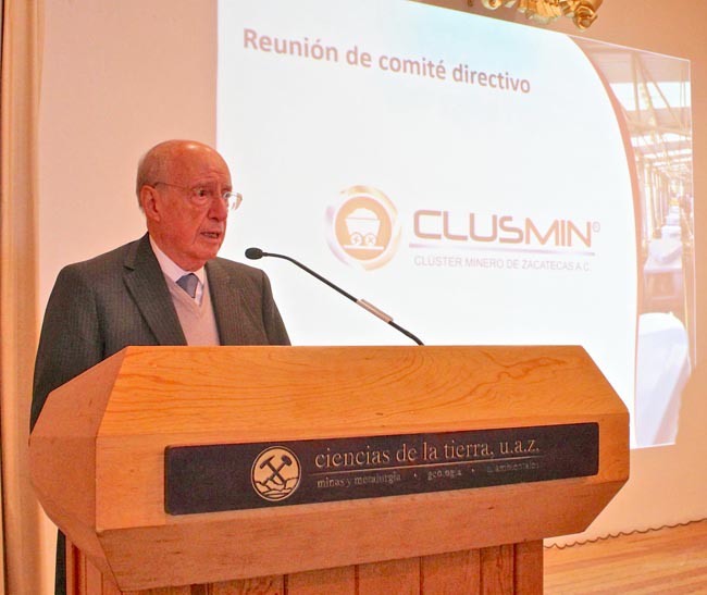 Jaime Lomelí Guillén, presidente del Clúster Minero, durante su mensaje ■ FOTO: LA JORNADA ZACATECAS