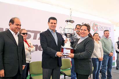 El mandatario estatal encabezó la premiación ■ foto: La Jornada Zacatecas