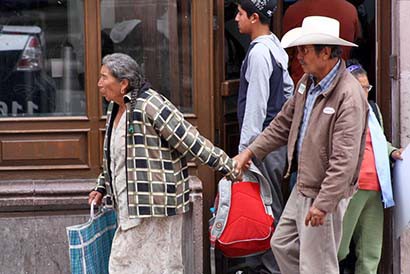 El programa apoya a los ciudadanos, mayores de 70 años, de escasos recursos económicos ■ FOTO: MIGUEL ÁNGEL NÚÑEZ