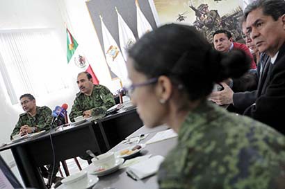 En la 11 Zona Militar se realizó el encuentro de personal castrense con la sociedad civil. En uso de la voz, el Coronel Ignacio García Brito ■ FOTO: LA JORNADA ZACATECAS