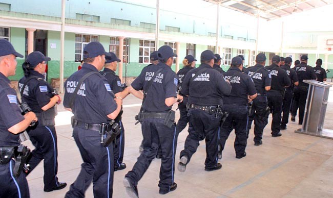 95 por ciento de los 85 ex policías preventivos ya hicieron su cobro de la última quincena de octubre. Imagen de archivo de la corporación ■ foto: susana zacarías