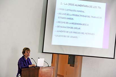 Blanca Rubio, profesora del Instituto de Investigaciones Sociales de la UNAM, ofreció la conferencia Dominio agroalimentario y lucha por el poder ■ FOTO: ANDRÉS SÁNCHEZ