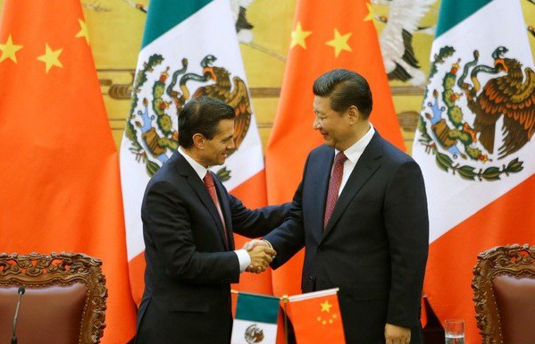 Los presidentes de México, Enrique Peña Nieto, y China, Xi Jinping, en Pekín, este jueves. Foto Reuters