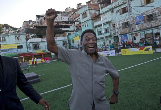 El estado de salud de la leyenda del futbol, Pelé, mejoró, aunque sigue en terapia intensiva, tratado con hemodiafiltración, informó el hospital de Sao Paulo donde está internado. Foto Ap / Archivo