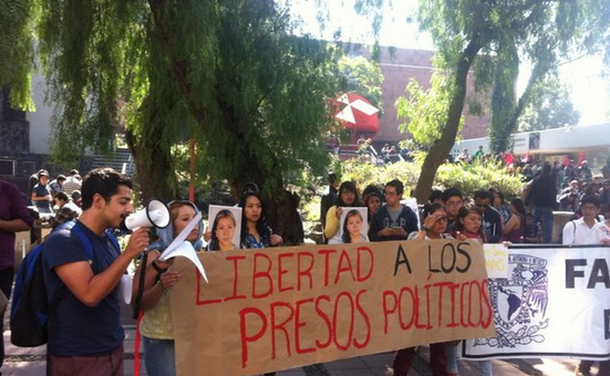 Decenas de estudiantes marchan hacia la Rectoría de la UNAM en demanda de la liberación de los 11 detenidos en la manifestación del 20 de noviembre. Foto Fernando Camacho