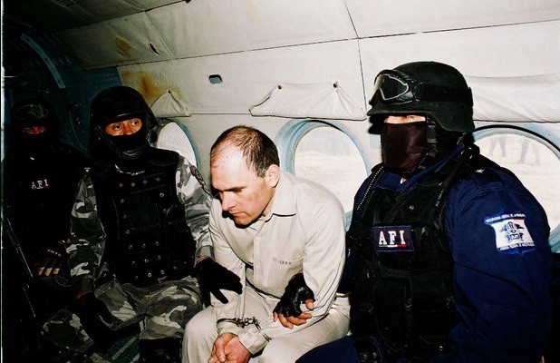 Osiel Cárdenas Guillén escoltado por agentes federales durante su extradición a Estados Unidos en 2007. Foto Cuartoscuro