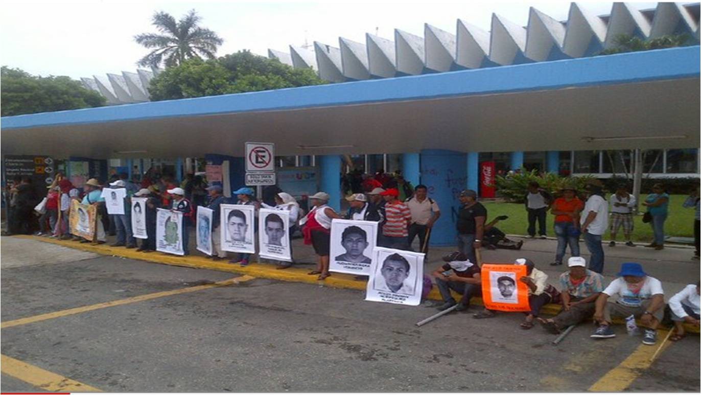 Los manifestantes se mantienen pacíficamente en valla frente a los accesos del aeropuerto de Acapulco. Foto: Héctor Briseño