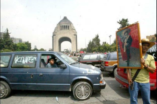 Propietarios de autos importados en una protesta en el Monumento a la Revolución. Foto: La Jornada