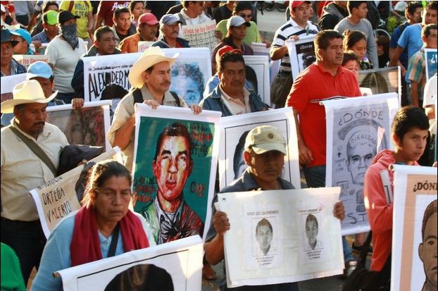 Decenas de personas marcharon de Los Pinos al Zócalo capitalino, en demanda de la presentación con vida de los 43 Normalistas de Ayotzinapa, el 05 de noviembre de 2014. Foto: La Jornada