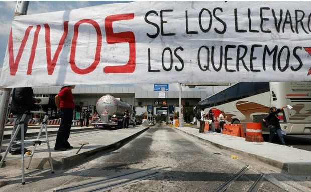 Toma de la caseta de la carretera México-Pachuca en Tecámac en apoyo a Ayotzinapa. Foto: La Jornada