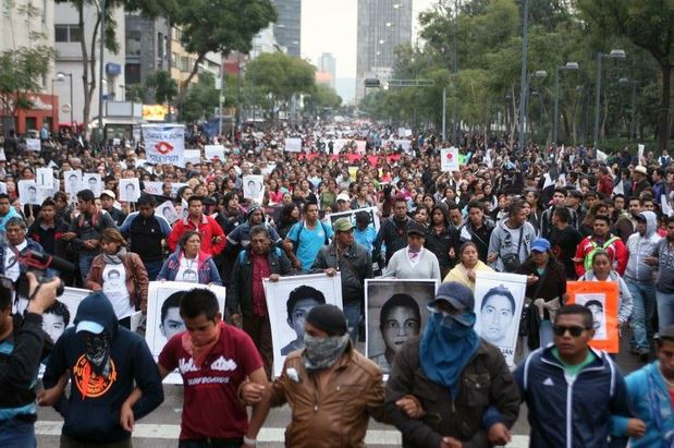 Familiares de los normalistas desaparecidos de Ayotzinapa encabezaron la marcha del pasado 20 de noviembre en la ciudad de México. Foto: La Jornada