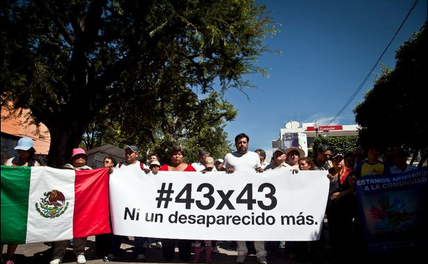 Con una marcha y bloqueos en distintos puntos de Guerrero, exigen presentación de normalistas desaparecidos. Foto: Cuartoscuro