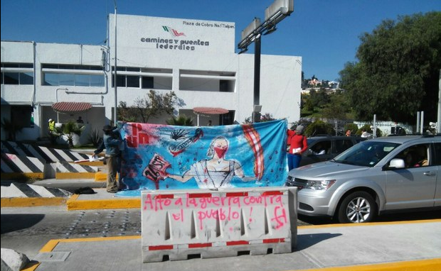 Estudiantes de la Universidad Pedagógica Nacional 'tomaron' la caseta de la autopista México-Cuernavaca, en solidaridad con los normalistas desaparecidos de Ayotzinapa