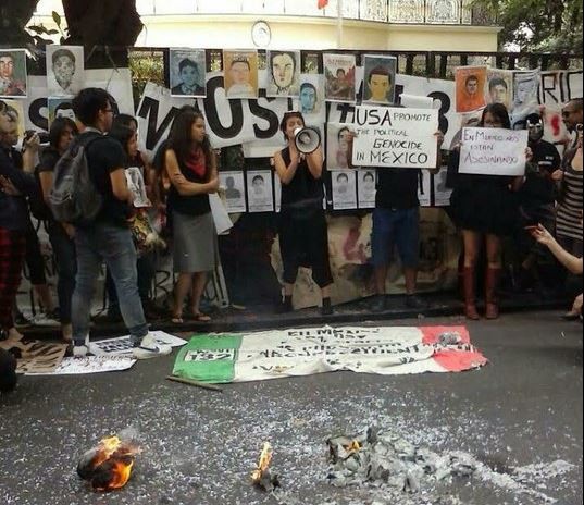 Protesta en el consulado de México en Buenos Aires en apoyo a la Acción Global por Ayotzinapa. Foto: La Jornada
