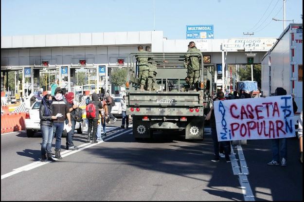 Estudiantes del IPN toman las casetas de la autopista México-Cuernavaca, el pasado 29 de octubre. Foto La Jornada/Archivo