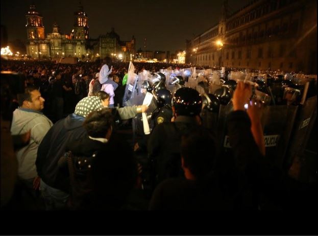 Un grupo de personas se enfrentó a policías que resguardaban Palacio Nacional tras las protestas de ayer. Foto: La Jornada