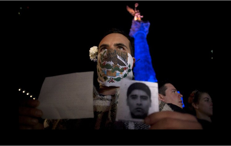 Actores de teatro se manifestaron cantando en apoyo a los 43 normalistas de Ayotzinapa en un acto que denominaron “Uniendo voces por México”, el lunes pasado en el Ángel de la Independencia. Foto Xinhua