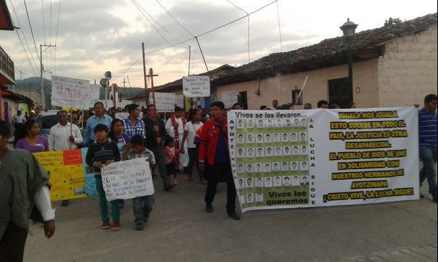 Más de 400 católicos de los municipios de Teopisca y Amatenango del Valle pidieron la aparición con vida de los normalistas de Ayotzinapa. Foto: La Jornada