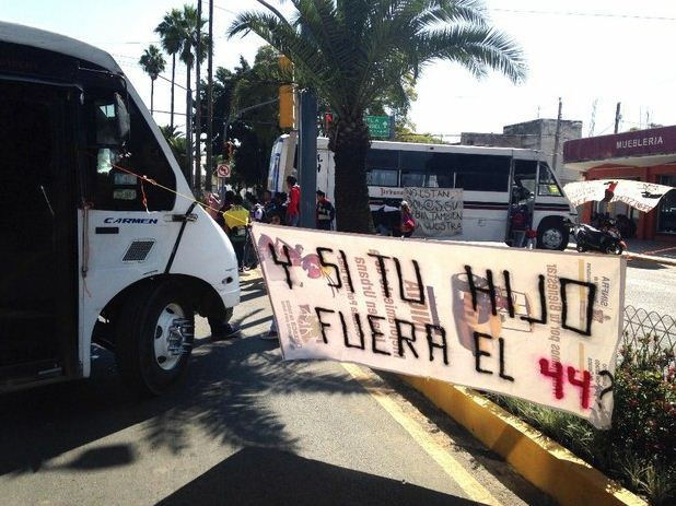 Estudiantes normalistas del estado de Oaxaca retuvieron 10 autobuses del transporte público para bloquear diversos cruceros de la ciudad de Oaxaca. Foto: La Jornada