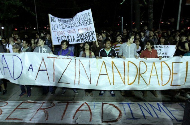 Estudiantes del Centro Nacional de las Artes se manifestaron frente a las oficinas de la Seido para pedir la liberación de su compañero detenido en la marcha de los padres de los normalistas de Ayotzinapa. Foto: María Luisa Severiano