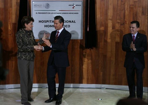 El presidente Enrique Peña Nieto y la secretaria de Salud, Mercedes Juan López, en la inauguración del Hospital Nacional Homeopático, en la colonia Obrera. Foto: La Jornada