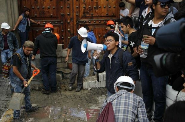 Estudiantes del IPN construyen un cerco frente a la puerta de la SEP. Foto: La Jornada