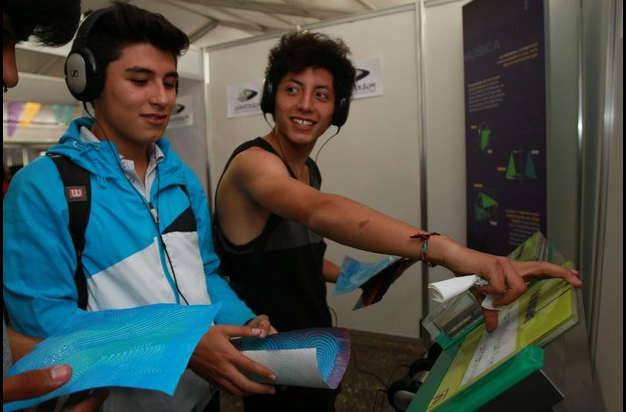 Jóvenes en la Feria de la ciencia en la explanada del Universum en octubre. Foto: La Jornada