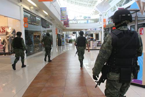 Militares armados recorren los pasillos de Plaza Las Américas, en la capital michoacana. Foto: La Jornada Michoacán/Archivo