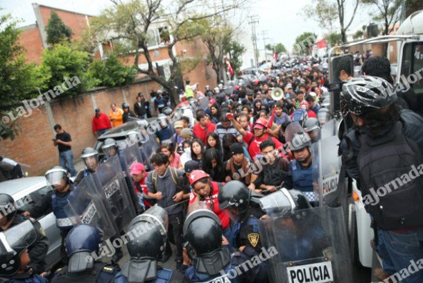 Manifestantes escoltados por policías. El contingente avanza hacia el Zócalo por avenida Zaragoza resguardado por agentes. Foto Jesús Villaseca