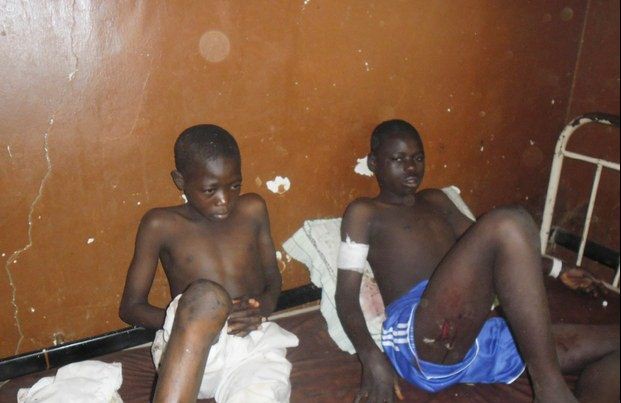Jóvenes heridos por el atentado, en el Hospital General de Potiskum, Nigeria. Foto Ap