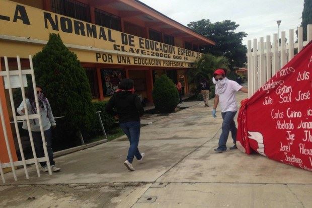 Estudiantes de la Normal de Educación Especial de Oaxaca aseguran que entregarán la mercancía a los familiares de los 43 desaparecidos en Iguala, Guerrero. Foto: La Jornada