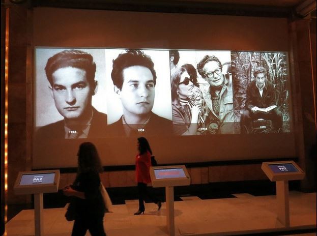 Visitantes disfrutan de la muestra sobre el escritor Octavio Paz en el Palacio de Bellas Artes, en septiembre pasado. Foto Ap