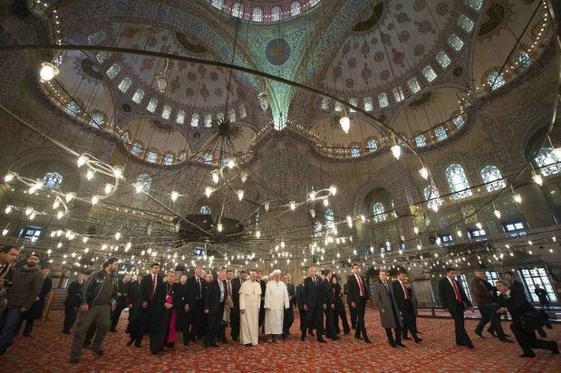 Siguiendo los pasos de su antecesor, Benedicto XVI, quien visitó Turquía en 2006, Francisco rezó junto al gran muftí de Estambul, Rahmi Yaran, dentro de la mezquita del sultán Ahmet del siglo XVII. Foto Sfor