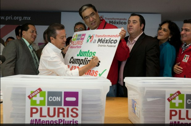 Firmas sobre la consulta ciudadana propuesta por el PRI para reducir senadores y diputados. Foto: La Jornada