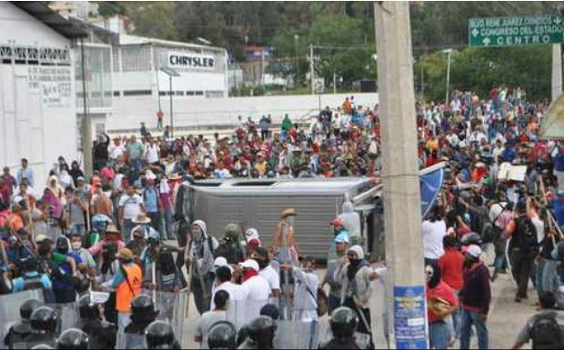 Ayer en Chilpancingo, profesores y normalistas incendiaron las instalaciones del PRI y se enfrentaron con policías antimotines. Foto: La Jornada