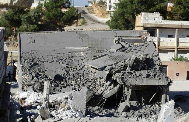 La estructura de un inmueble dañado del Frente al Nosra que fue blanco de un ataque aéreo en Harem, Idlib. Foto Reuters